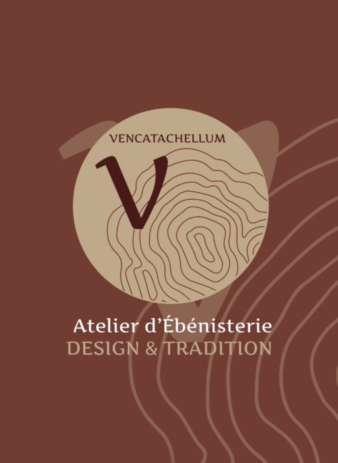 Logo Vencatachellum sur fond brun avec les veines du bois